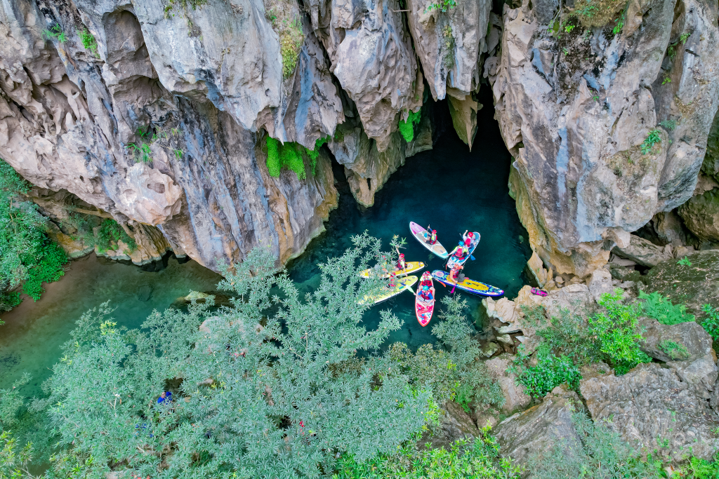 Tour khám phá trải nghiệm thung lũng sinh tồn Hang E 1 ngay